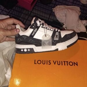 Black and white shoes size 5.5